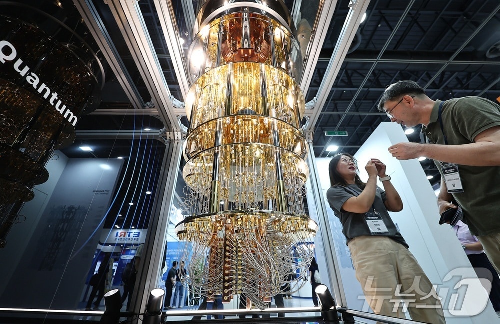 '퀀텀코리아 2025'에서 관람객들이 양자컴퓨터 모형을 살펴보고 있다. 2025.6.24/뉴스1