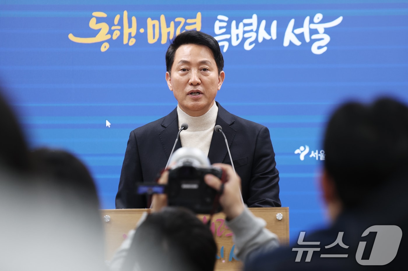 오세훈 서울시장이 6·3지방선거 국민의힘 서울시장 후보자 추가 공천 접수 마감일인 17일 오후 서울시청 브리핑룸에서 공천 신청과 관련한 입장을 밝히고 있다. 오 시장은 이 자리에서 "서울시민에 대한 책임감과 선당후사의 정신으로 국민의힘 서울시장 후보 등록을 한다＂고 밝혔다. 2026.3.17 ⓒ 뉴스1 오대일 기자