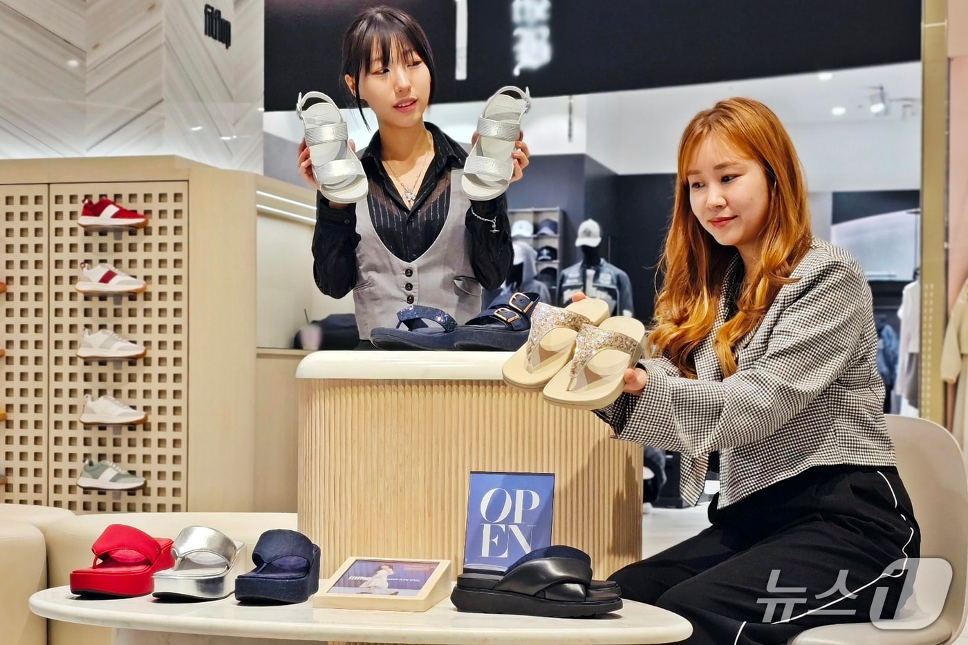 신세계백화점 센텀시티 관계자들이 핏플랍 제품을 소개하고 있다.(신세계 센텀시티 제공. 재판매 및 DB 금지)