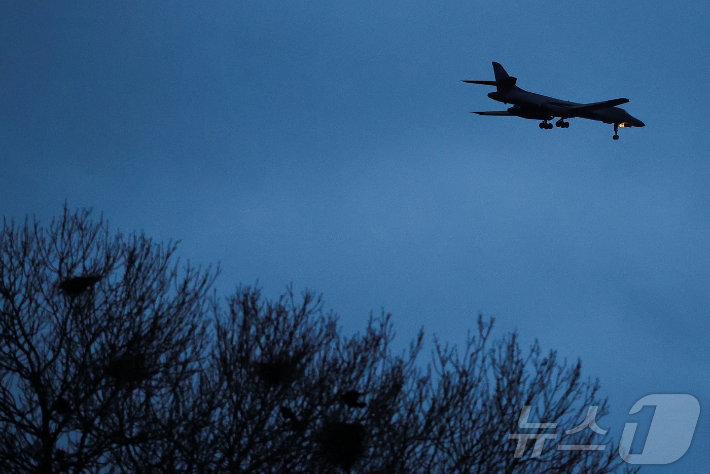 17일(현지시간) 미국과 이스라엘 간 이란과의 갈등이 계속되는 가운데, 미 공군(USAF) 소속 B1-B 폭격기가 영국 글로스터셔주 페어퍼드 공군기지에 착륙을 시도하고 있다. 2026.03.17. ⓒ 로이터=뉴스1