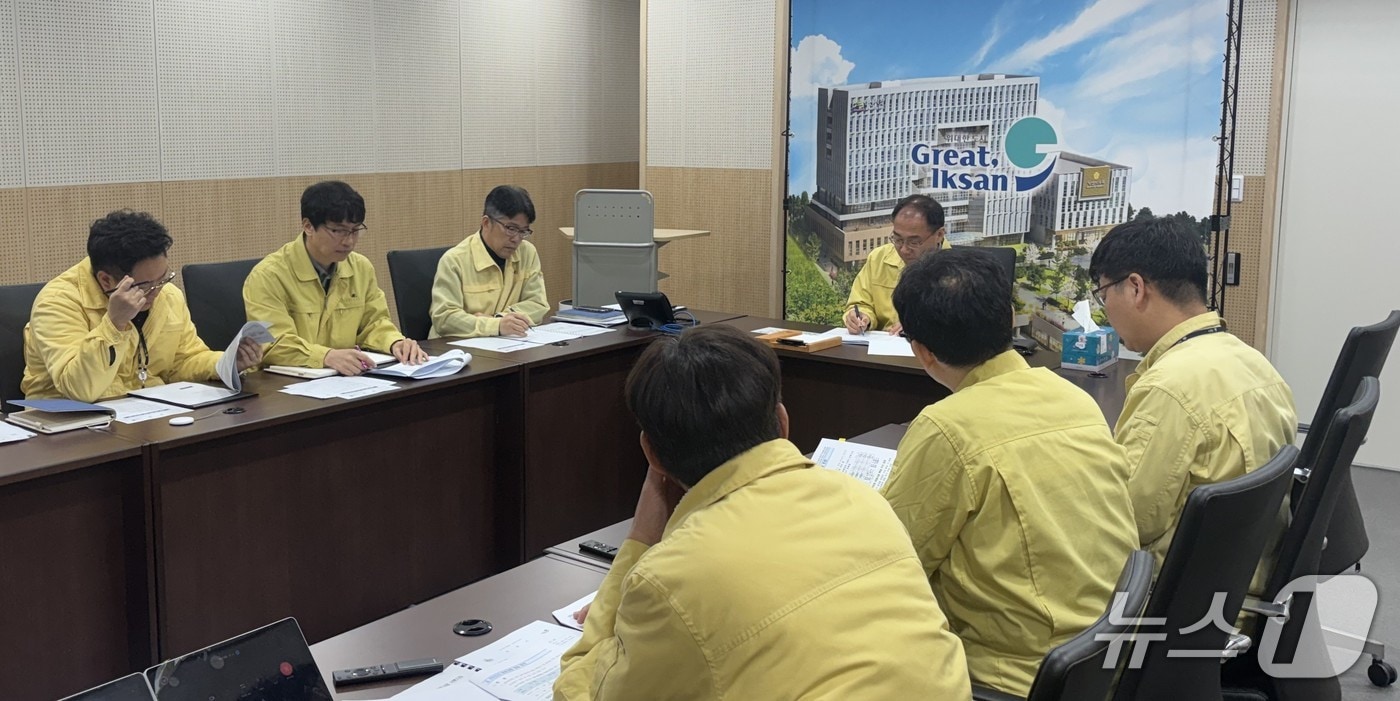 최재용 전북 익산시 부시장을 주재로 '익산시 비상경제대응 TF' 회의가 진행되고 있다.(익산시 제공. 재판매 및 DB 금지)