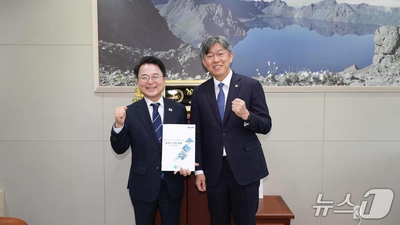 육동한 춘천시장이 17일 세종정부청사에서 국토교통부 김이탁 1차관을 만나 K-AI 시티 선도사업과 강촌도시재생사업, 은퇴마을 조성사업 등의 현안을 설명하고 기념촬영을 하고 있다.(춘천시 제공, 재판매 및 DB금지)