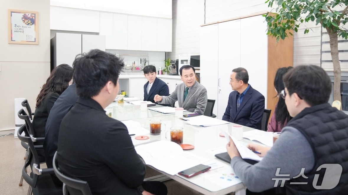 김지철 충남교육감이 17일 민원 담당 공무원들과 민원 대응 업무 전문성 향상 방안을 논의하기 위한 간담회를 가지고 있는 모습. (충남교육청 제공, 재판매 및 DB금지) / 뉴스1