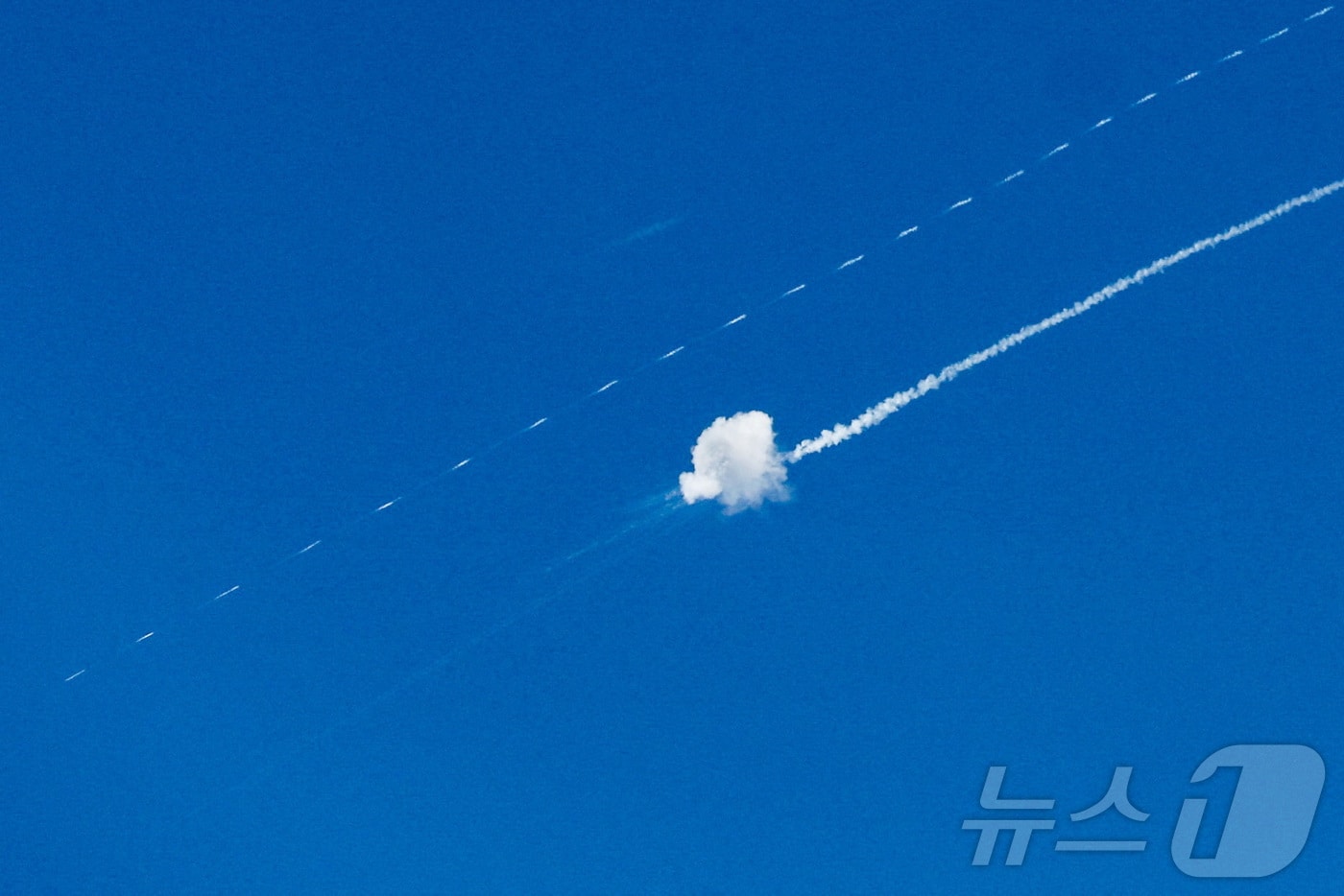 이스라엘 방공망이 16일(현지시간) 이란 미사일을 요격하고 있다. 이스라엘 점령지인 서안 헤브론에서 바라본 장면.2026.03.16. ⓒ 로이터=뉴스1 (자료사진)