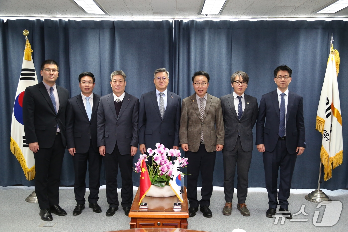 17일 주부산 중국 총영사관과 부산진해경제자유구역청 관계자들이 기념촬영을 하고 있는 모습 (경자청 제공. 재판매 및 DB금지)