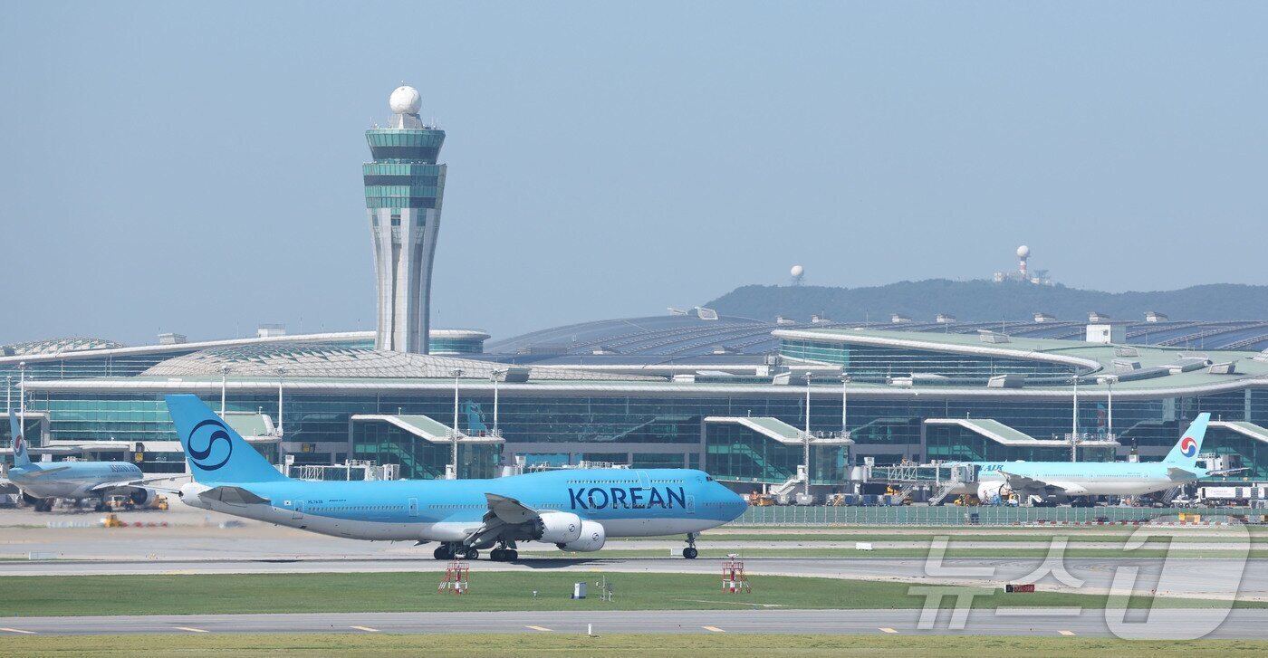 대한항공 B747-8i가 인천국제공항에서 이륙하기 위해 활주로로 이동하고 있다. ⓒ 뉴스1 공항사진기자단