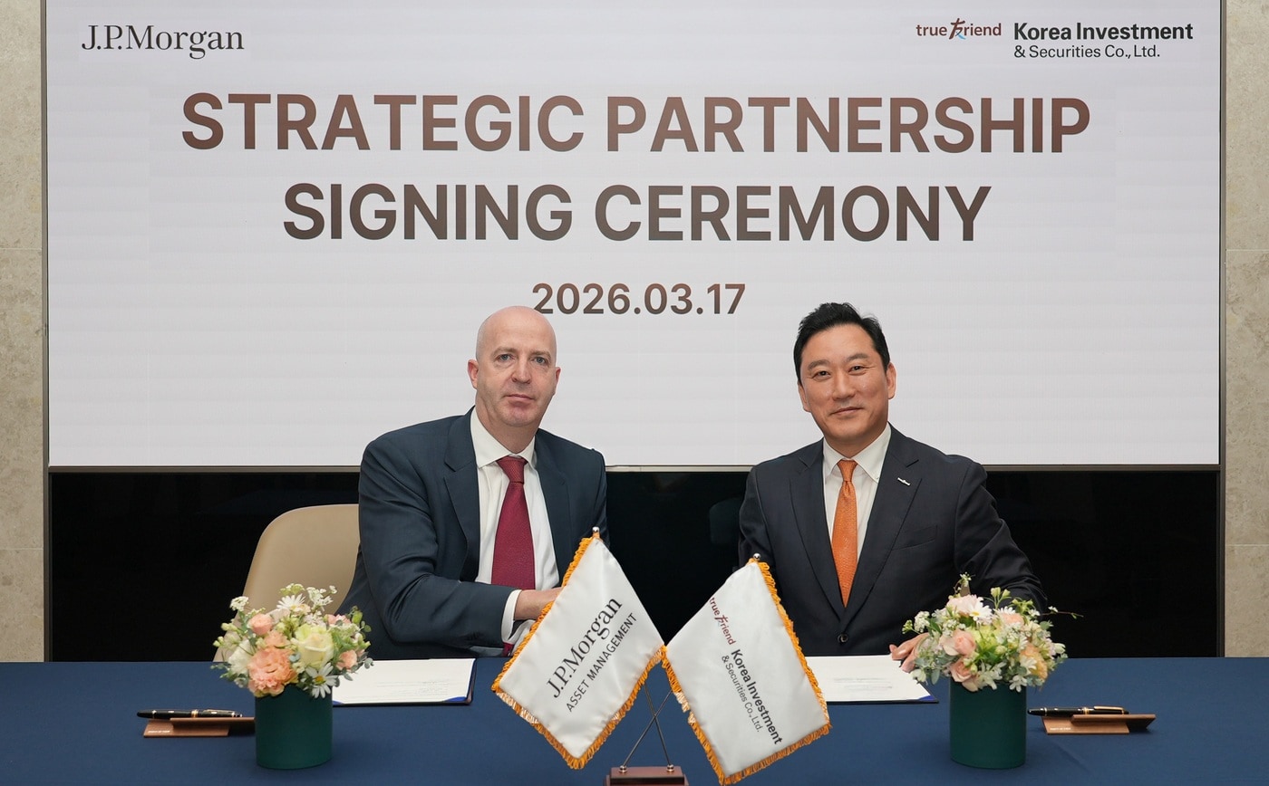 17일 서울 여의도 한국투자증권에서 열린 MOU 체결식에서 김성환 사장(오른쪽)과 댄 왓킨스(Dan Watkins) JP모간자산운용 아시아태평양 대표가 기념 사진을 촬영하고 있다. (한국투자증권 제공)