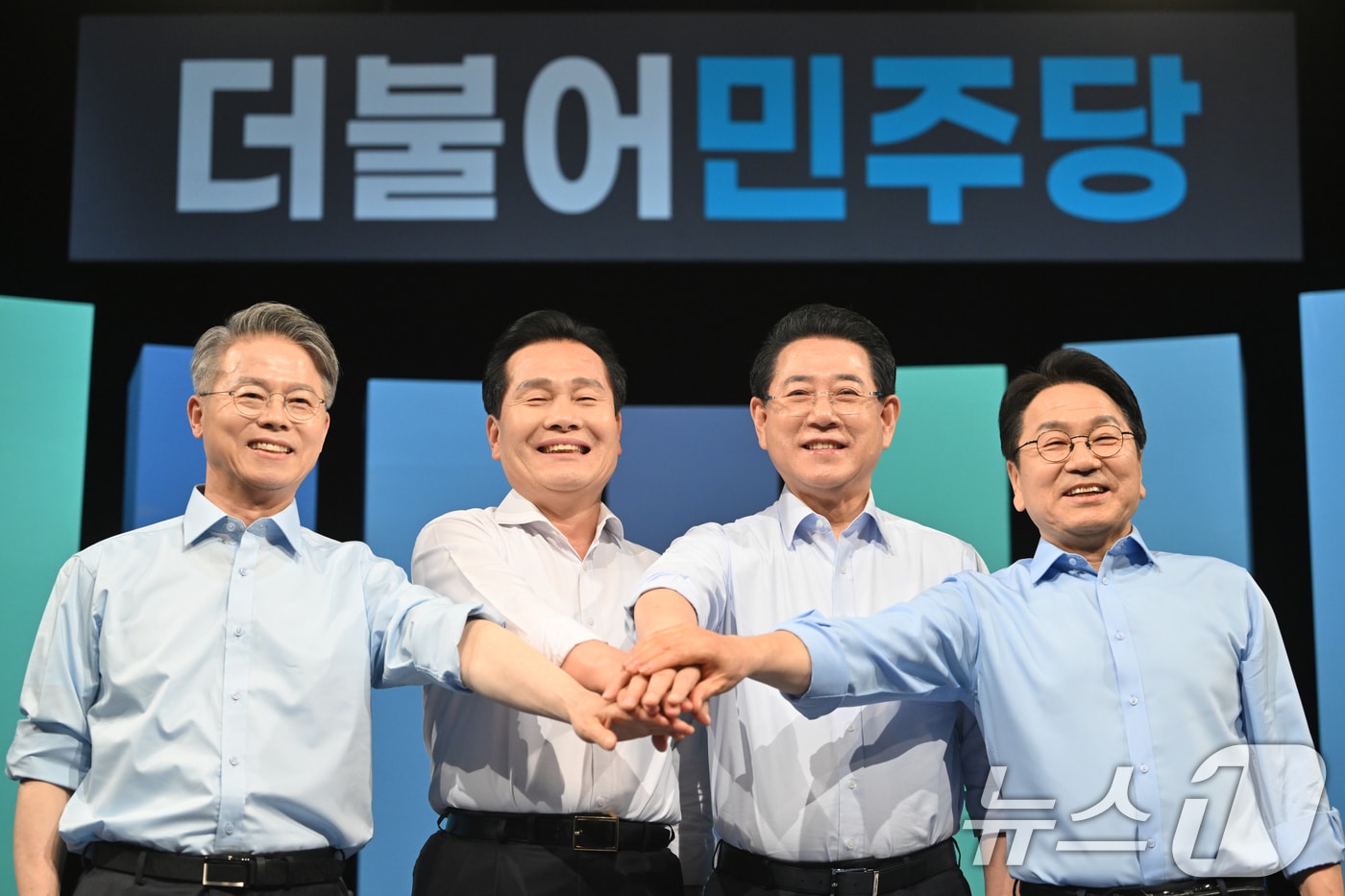 17일 오후 광주 남구 광주MBC 스튜디오에서 열린 민주당 전남광주특별시장 A조 경선 토론회. 참여한 후보들이 승리를 다짐하고 있다. 왼쪽부터 민형배 의원, 주철현 의원, 김영록 전남도지사, 강기정 광주시장. 2026.3.17 ⓒ 뉴스1 김태성 기자