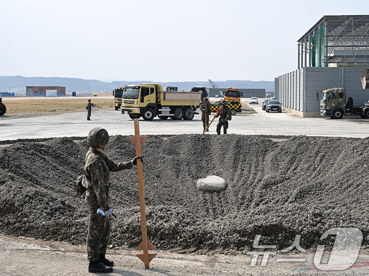 해군항공사령부 공병대대가 17일 포항경주공항에서 활주로 복구 작전을 펼쳤다. 훈련은 적의 공격으로 발생한 대형 폭파구를 복구하기 위해 중장비 12대와 병력을 투입, 고강도 특수매트로 복구하는 것으로 진행됐다.(해군항공사령부 제공, 재판매 및 DB금지) 2026.3.17 ⓒ 뉴스1 최창호 기자