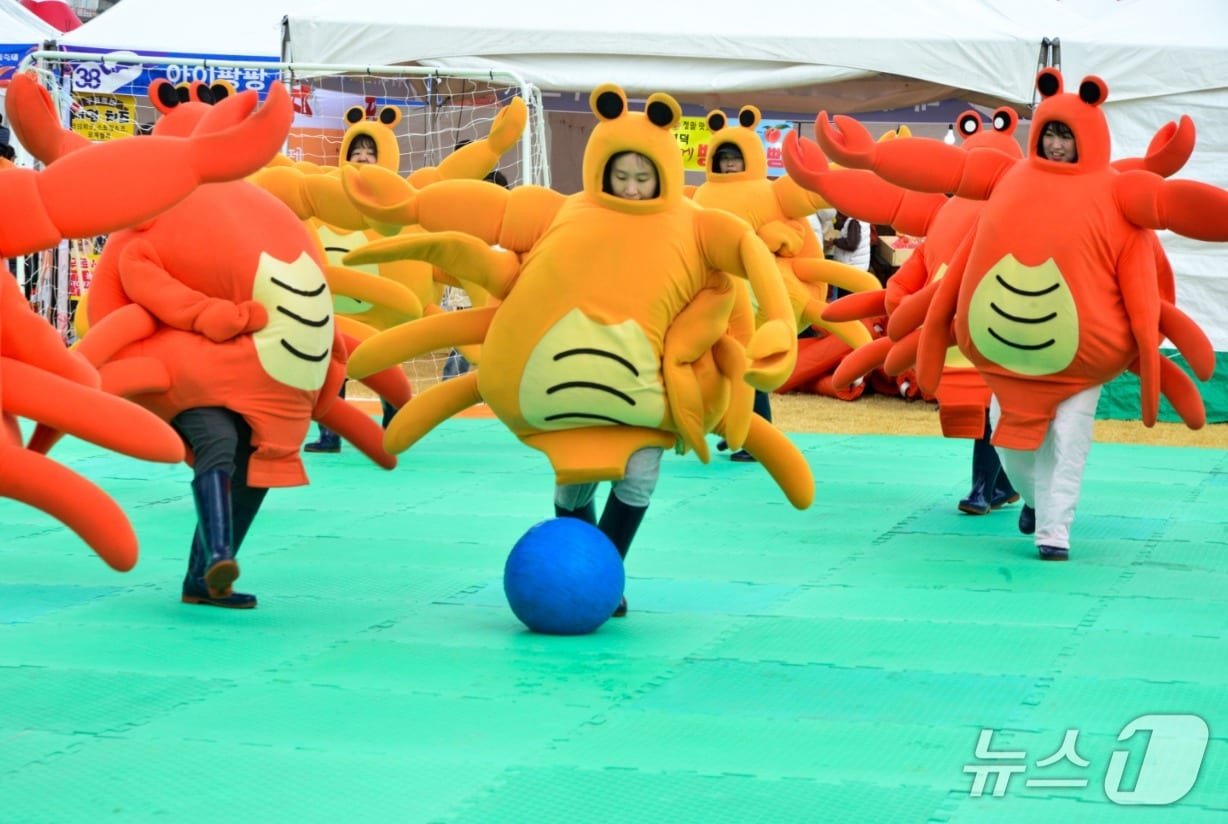 17일 경북 영덕군이 제29회 영덕대게축제를 26일~29일까지 강구 해파랑공원에서 개최한다. 사진은 지닌해 축제 모습. (영덕군제공, 재판매 및 DB금지) 2026.3.17/뉴스1 