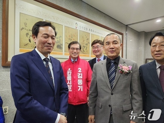 지난달 20일 강릉농협에서 열린 강릉최씨 대종회 신년 하례회에서 김진태 강원도지사와 우상호 전 청와대 정무수석이 인사하고 있다.(자료사진)/뉴스1 DB