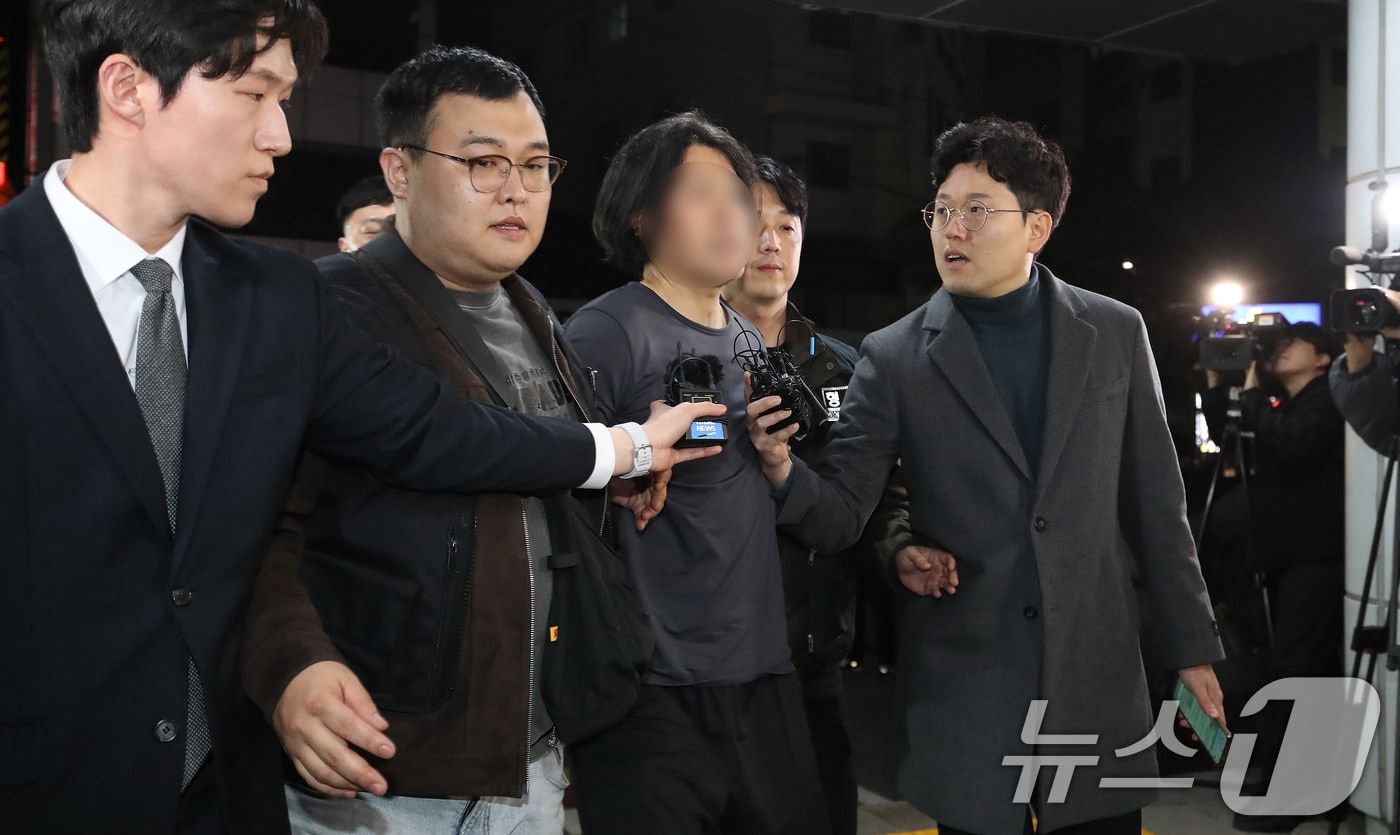 부산의 한 아파트에서 항공사 기장을 흉기로 살해한 혐의를 받는 50대 피의자 A 씨가 17일 오후 부산진경찰서로 압송되고 있다. A 씨는 전 직장 동료인 국내 항공사 기장 B 씨(50대·남)를 살해한 후 울산의 한 모텔에 숨어있다가 경찰에 붙잡혔다. 2026.3.17 ⓒ 뉴스1 윤일지 기자