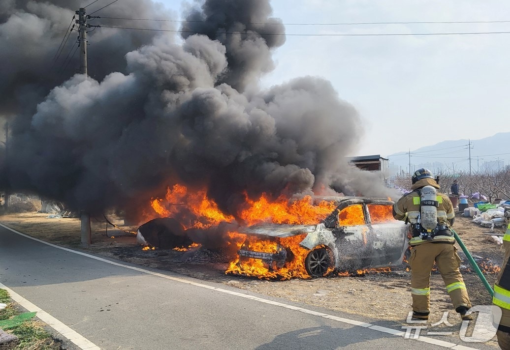 17일 오후 3시 12분쯤 경북 경산시 대정동 한 농막 인근 노지에서 잡풀을 소각하던 중 불씨가 농막과 차량에 옮겨 붙었다. (경북소방본부 제공. 재판매 및 DB 금지)2026.3.18/뉴스1