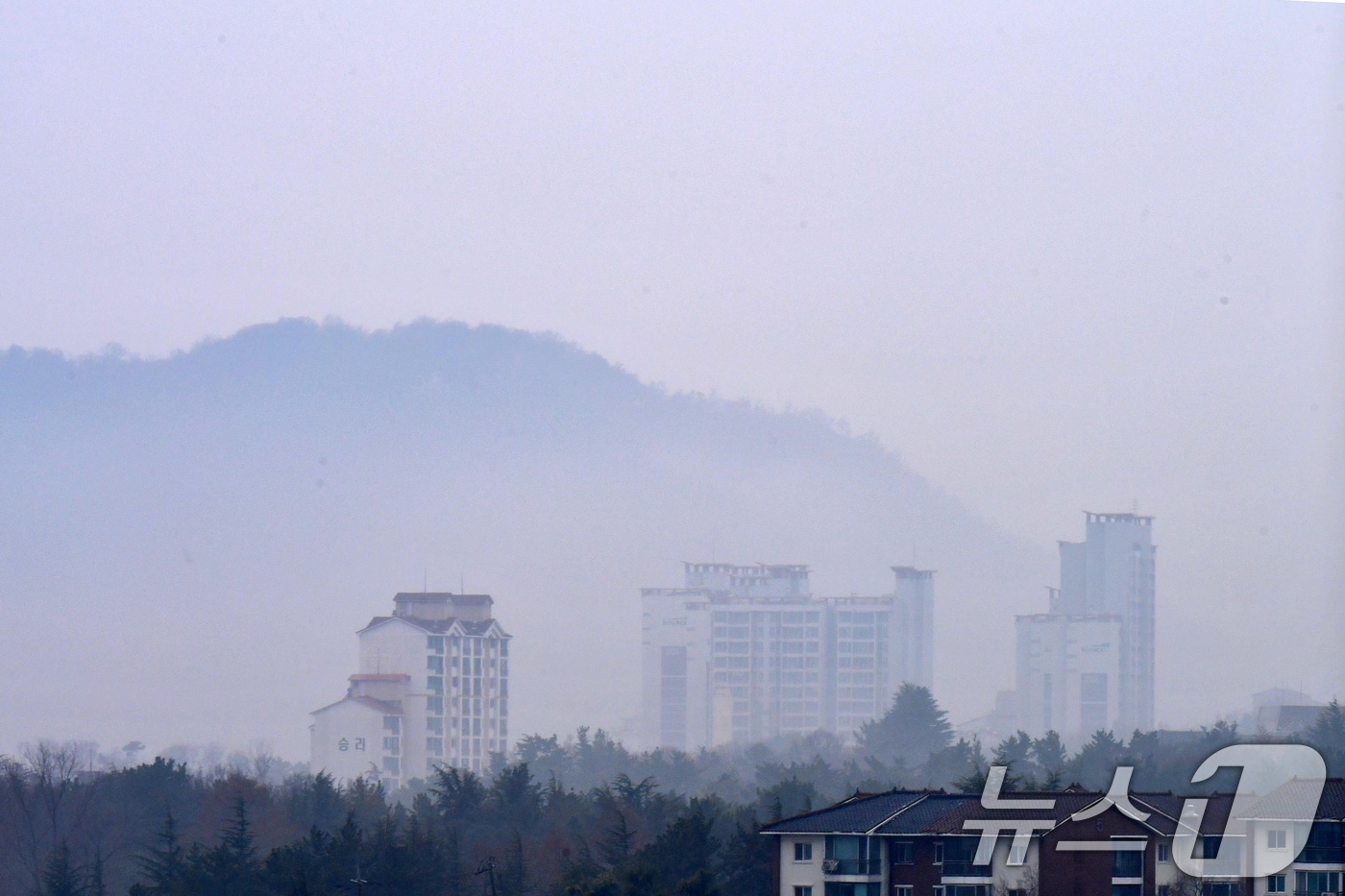 18일 오전 봄비가 내린 경북 포항시 남구 연일읍의 한 고층 아파트 주변이 안개에 덮여있다. 2026.3.18 ⓒ 뉴스1 최창호 기자