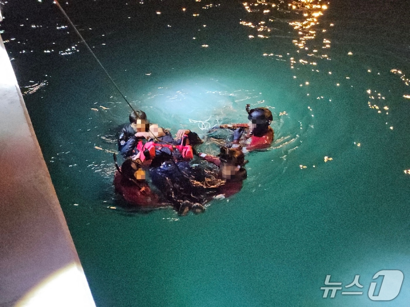 17일 오후 10시 10분께 울산 울주군 온산국가산단 내 탱크터미널 업체 앞 해상에서 "사람 2명이 빠졌다"는 신고가 접수돼 해경이 구조하고 있다.(울산해경 제공. 재판매 및 DB금지)/뉴스1