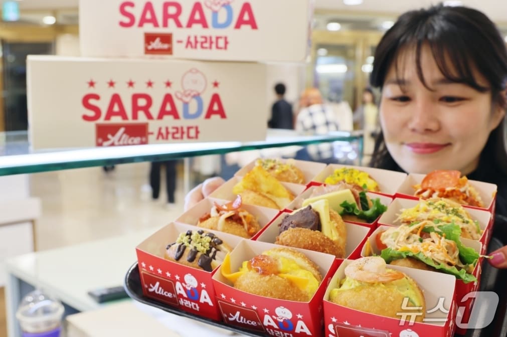롯데백화점 상인점 지하 1층 식품관 '엘리스 사라다' 매장에서 직원이 수제 사라다를 선보이고 있다.(롯데백화점 제공, 재판매 및 DB 금지)