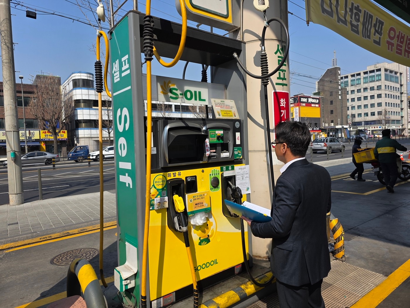도봉구 지역 내 한 주유소에서 최고가격제 위반 여부 등을 점검하고 있다.(도봉구 제공)