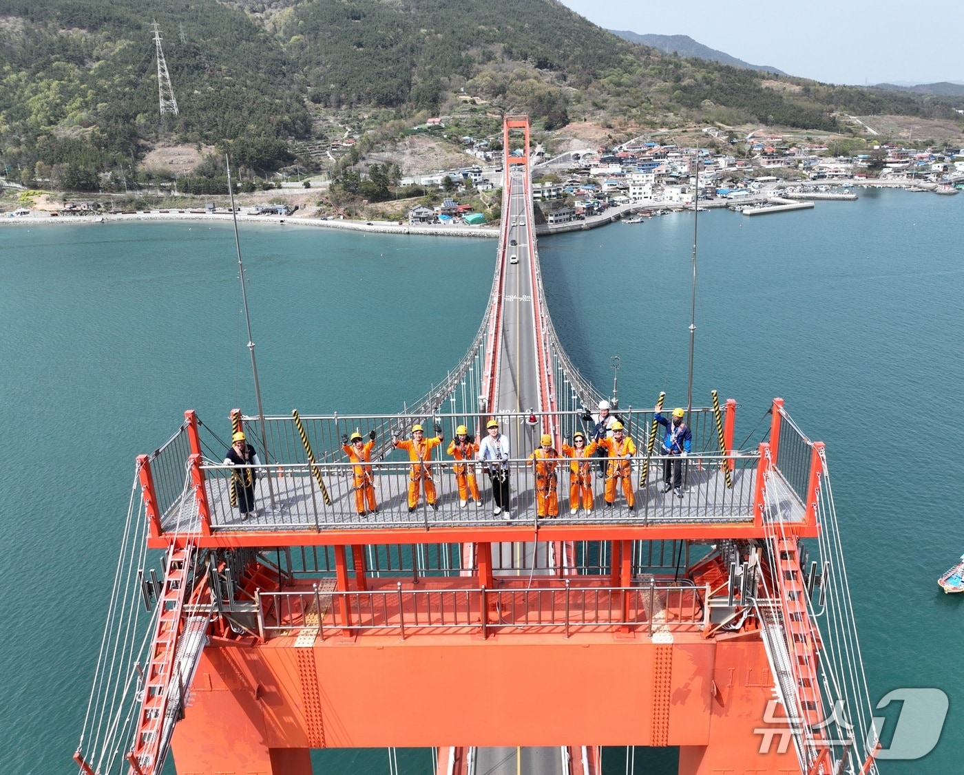 남해대교 주탑에 오른 '1973 남해대교 체험' 참가자들(남해군 제공. 재판매 및 DB금지).