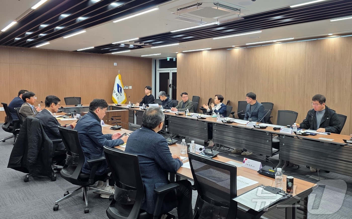 경북도는 18일 ‘경상북도 소버린 AI 기본계획’을 수립하고 도정과 산업 전반에 인공지능 전환(AX)을 본격 추진한다. 사진은 경북도 인공지능 전화 전략회의/뉴스1