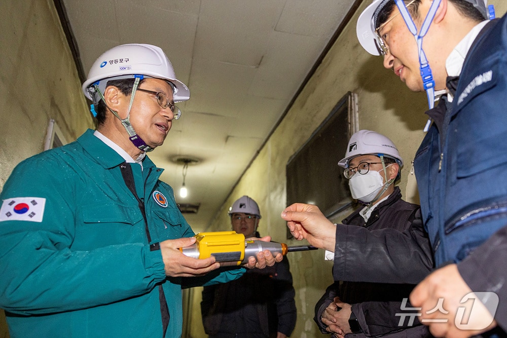 해빙기 대비 안전점검을 실시하고 있는 최호권 영등포구청장.(영등포구 제공)