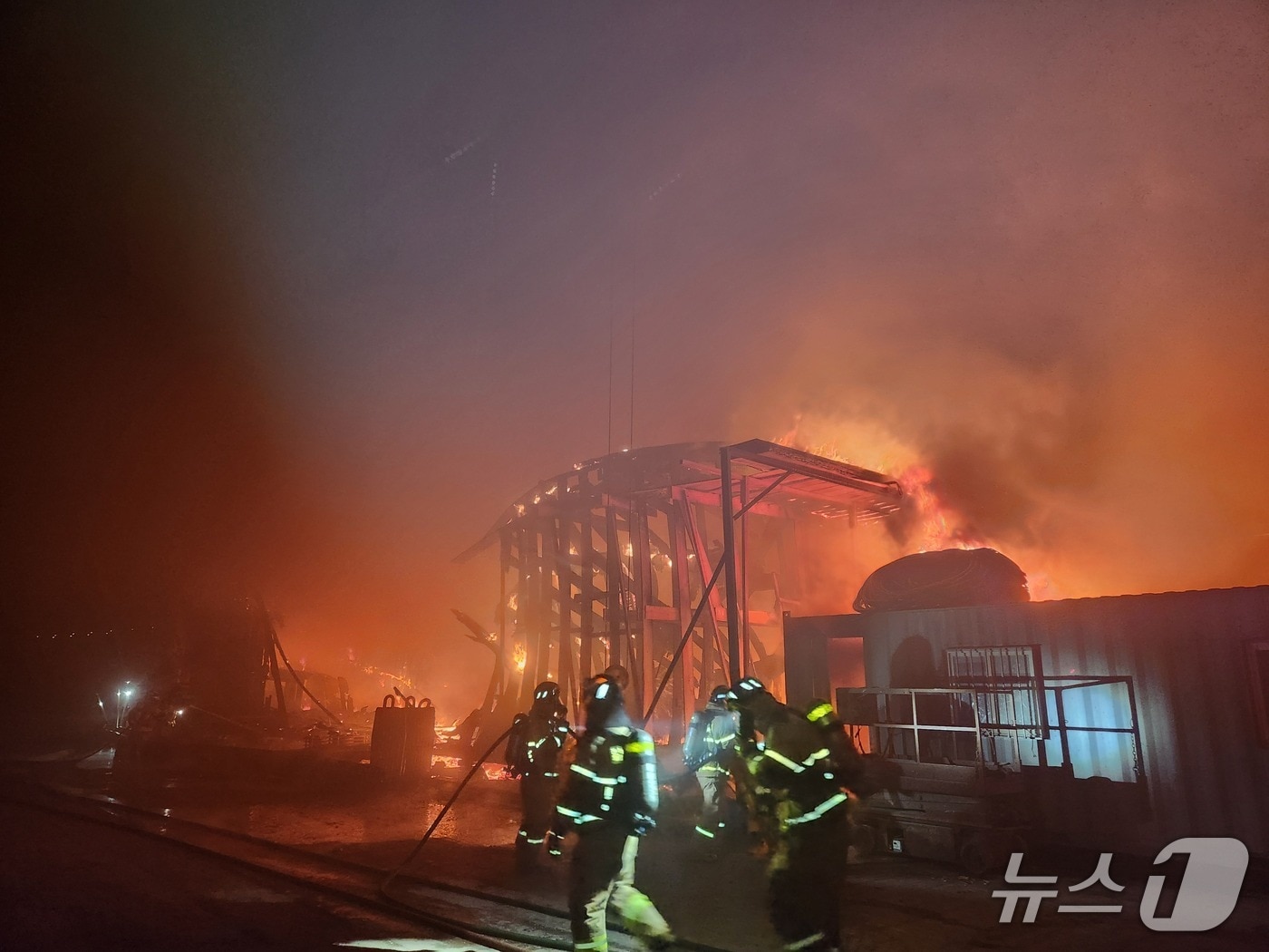 18일 오전 4시 21분쯤 전남 목포시 연산동의 한 조선소에서 불이 나 소방당국이 화재를 진화하고 있다.(전남소방본부 제공. 재판매 및 DB 금지)