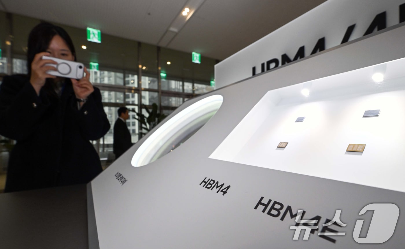 한은 "반도체 호황 내년 상반기까지 지속…이후 AI 수익성·中 추격 변수"