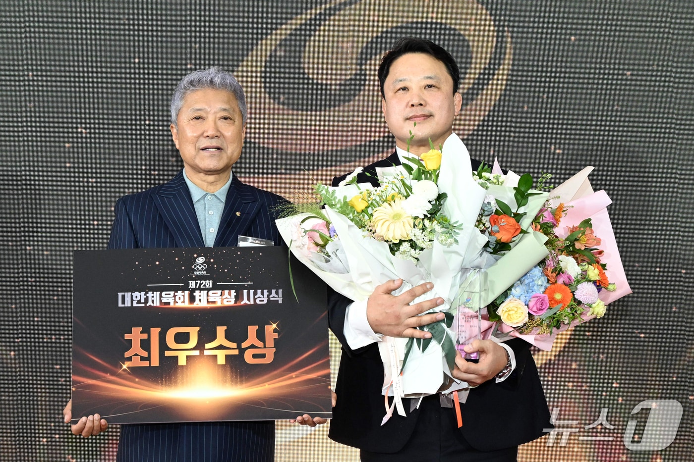 동국대 WISE캠퍼스 스포츠과학전공 김석규 교수(오른쪽)가 제72회 대한체육회 체육상 연구부문 최우수상을 수상했다.(동국대 WISE캠퍼스 제공, 재판매 및 DB금지) 2026.3.18/뉴스1