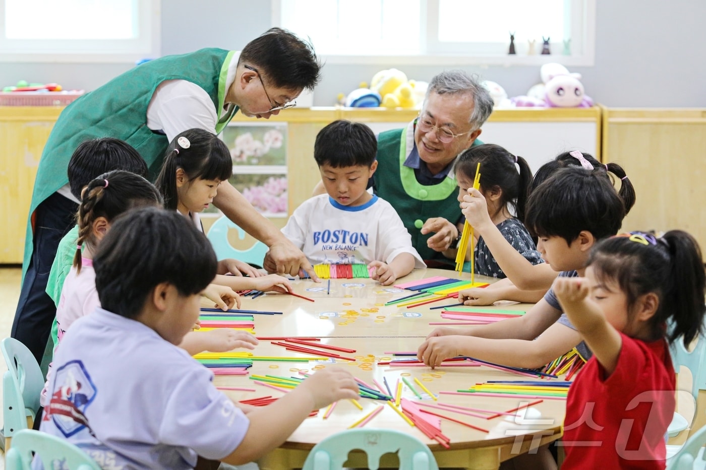 한국국학진흥원과 문화체육관광부는 18일 전통놀이를 통해 미래세대와 소통하는 ‘2026년 전통나눔 할아버지 2기’ 참여자 24명을 4월 3일까지 공개 모집한다. /뉴스1