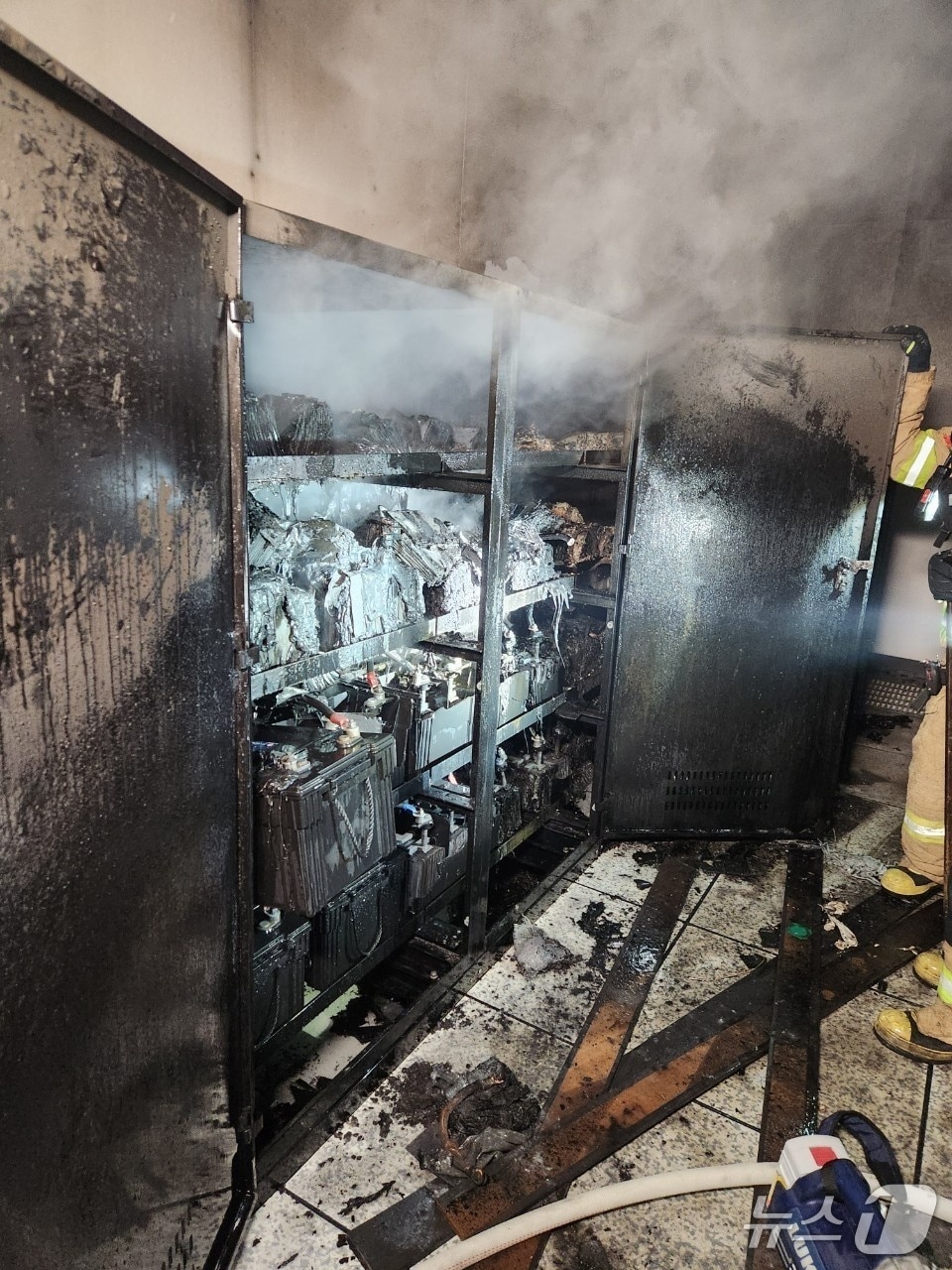 불에 탄 UPS 납축전지(대전소방본부 제공) /뉴스1