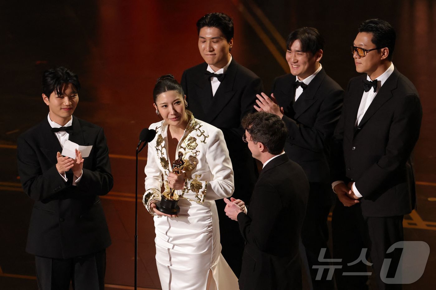 '케이팝 데몬 헌터스' OST '골든'의 주제가상 수상을 위해 나온 작곡팀  ⓒ AFP=뉴스1