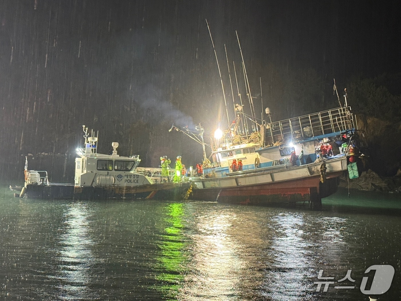 태안 소원면 모항항 해상서 암초에 걸린 어선. (태안해경 제공, 재판매 및 DB금지) / 뉴스1