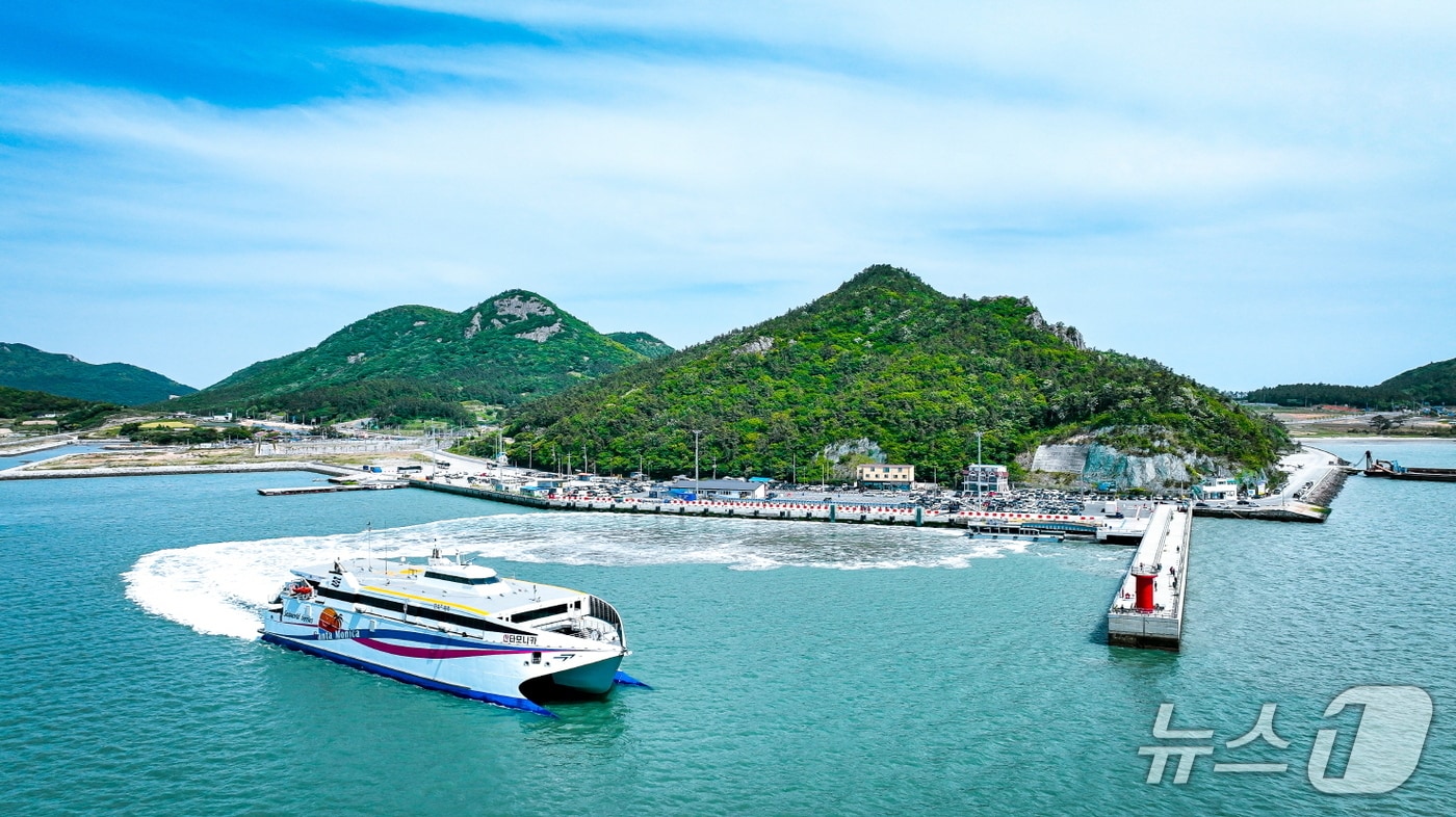 진도항과 제주항을 잇는 산타모니카호가 진도항에서 출항하고 있다.(진도군 제공, 재판매 및 DB금지)/뉴스1 
