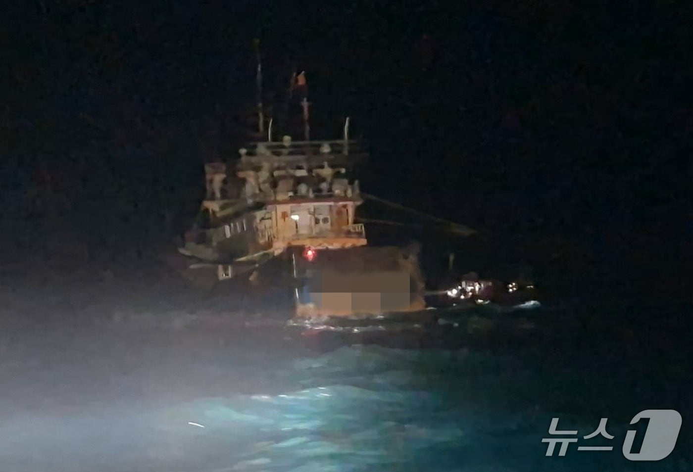 무허가 조업하다 적발된 중국 어선(서귀포해경 제공. 재판매 및 DB금지)/뉴스1