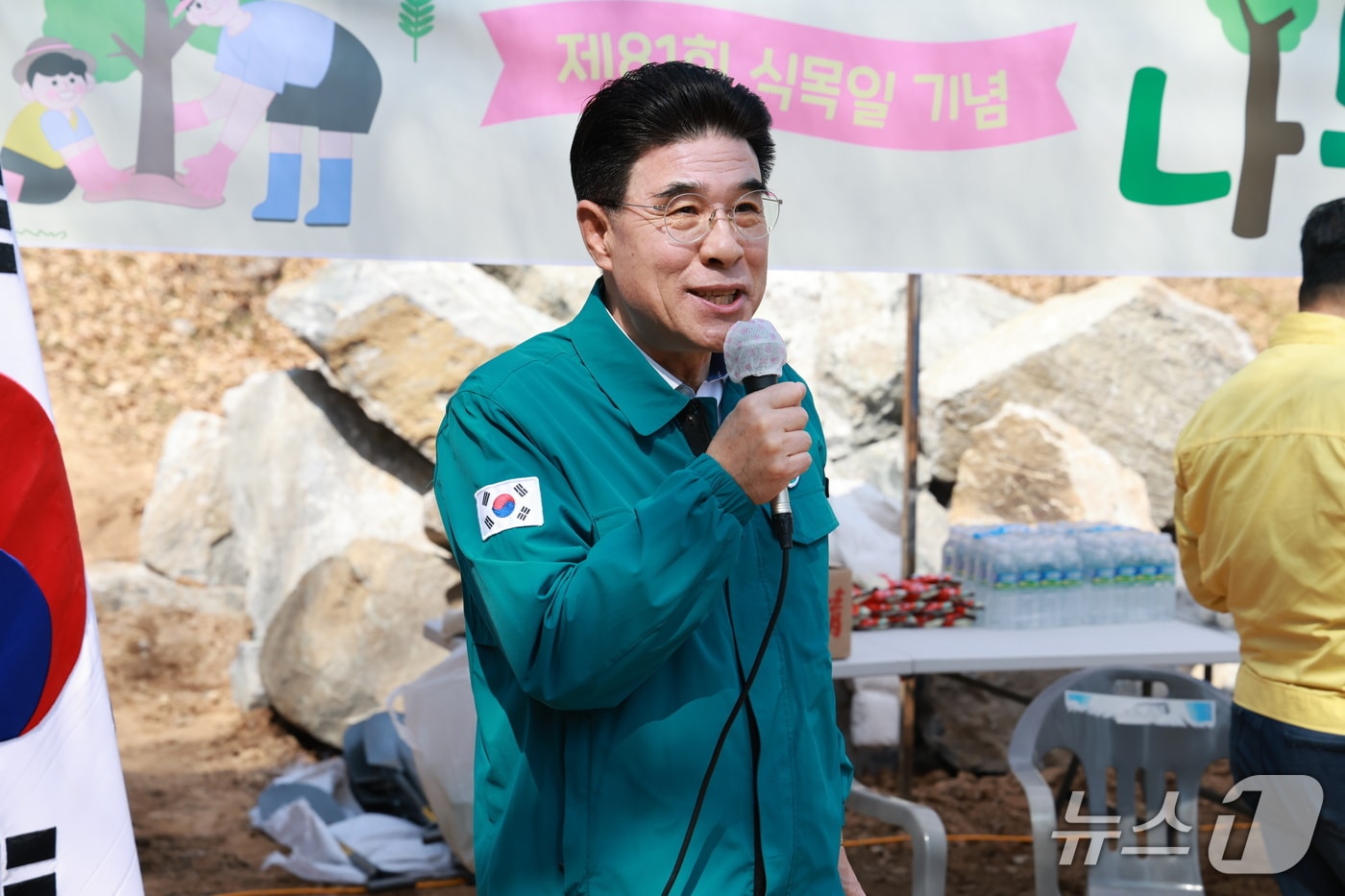 계룡시는 17일 제81회 식목일을 맞아 대실 근린공원에서 편백 200그루를 심었다.(계룡시 제공.재판매 및 DB금지)/뉴스1