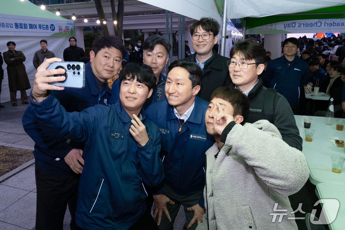 정기선 HD현대 회장이 지난 16일 울산 HD해피워크 행사장에서 직원들과 사진을 찍고 있다. (HD현대중공업 공식 인스타그램 갈무리. 재판매 및 DB 금지) /뉴스1