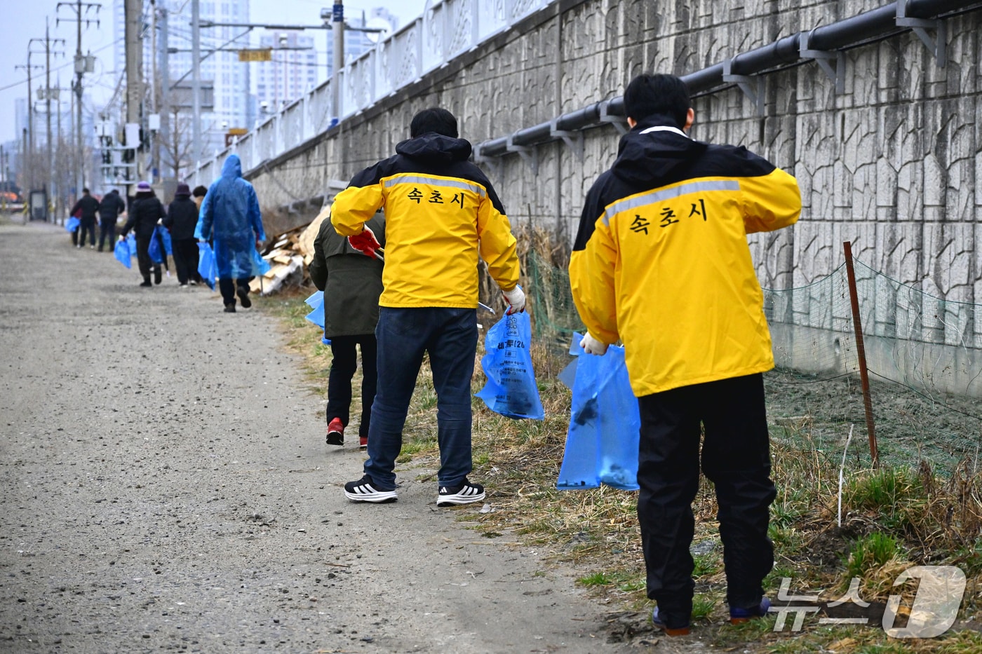 속초시 환경대청소,(속초시 제공, 재판매 및 DB 금지) 2026.3.18/뉴스1