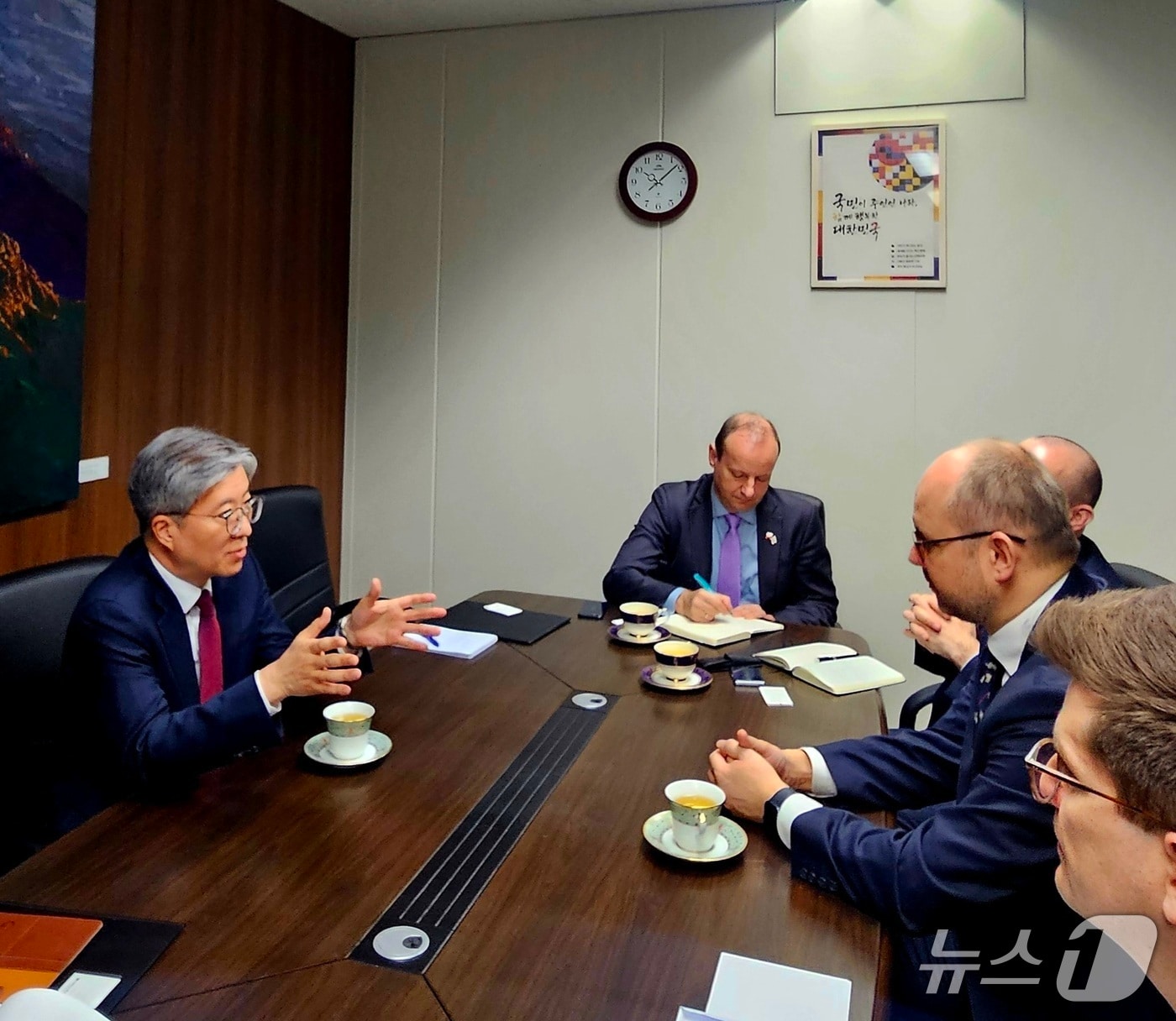 외교부는 김희상 G20 셰르파(정부 대표)가 18일 방한 중인 마르친 프쉬다치 폴란드 대통령실 국제정책실장(G20 셰르파)을 면담했다고 밝혔다. (외교부 제공)