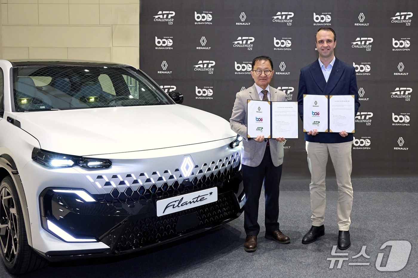  17일 르노코리아 부산공장에서 개최된 '르노 부산오픈테니스대회 2026' 타이틀 스폰서 조인식 현장에서 부산광역시테니스협회 신주식 회장(왼쪽)과 르노코리아 니콜라 파리 사장(르노코리아 제공)
