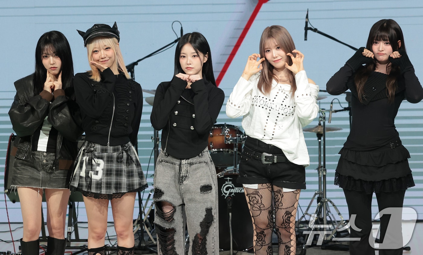 그룹 레이턴시 희연(왼쪽부터), 지지원, 현진, 하은, 세미가 18일 오후 서울 마포구 상암 쇼킹케이팝센터에서 가진 데뷔 첫 앨범 '레이트 어클락'(LATE O'CLOCK) 쇼케이스에서 포즈를 취하고 있다. 2026.3.18 ⓒ 뉴스1 권현진 기자