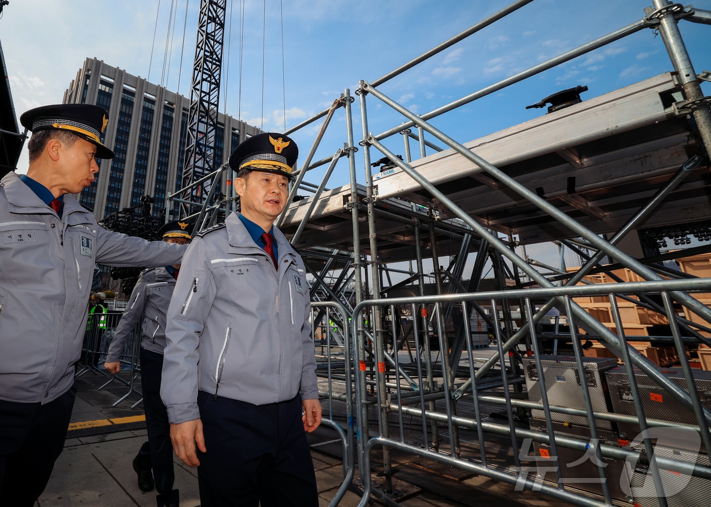 박정보 서울경찰청장이 18일 BTS 공연 무대 설치중인 서울 광화문 광장을 찾아 현장 점검을 하고 있다. (공동취재) 2026.3.18 ⓒ 뉴스1 최지환 기자