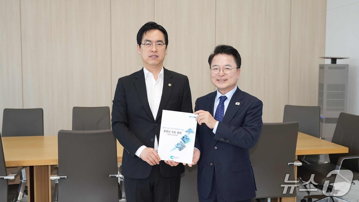 육동한 춘천시장이 18일 김민재 행정안전부 차관을 만나 지역 현안을 논의한 뒤 기념촬영을 진행했다.(춘천시 제공, 재판매 및 DB금지)