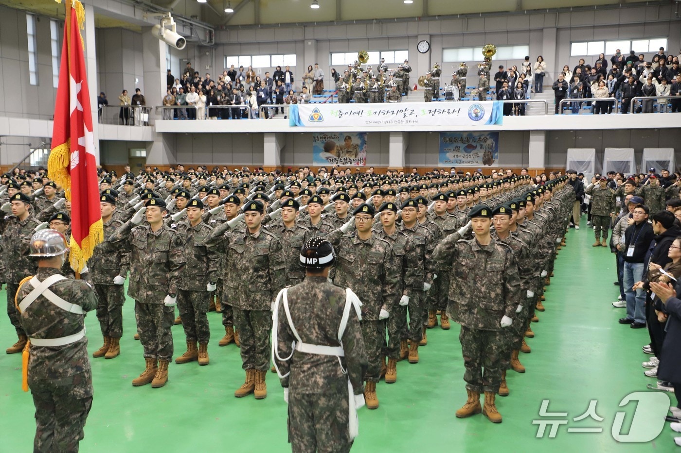 18일 진행된 35사단 26-1기 신병수료식에서 훈련병들이 경례를 하고 있다.(35사단 제공. 재판매 및 DB금지)
