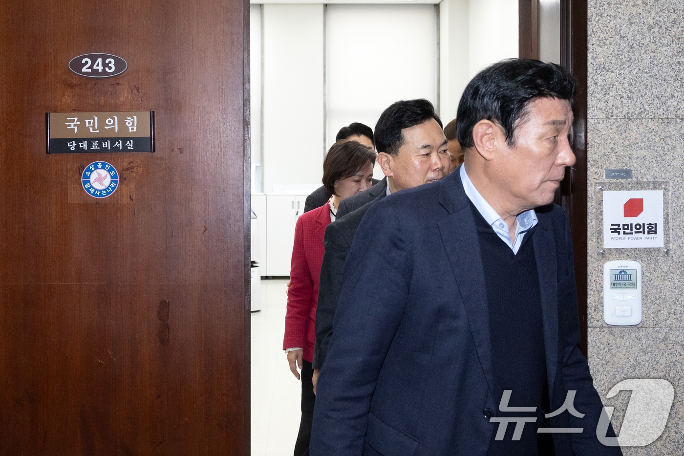 국민의힘 대구시 지역구 의원들이 18일 서울 여의도 국회에서 장동혁 대표에게 '중진을 컷오프 시키면 안된다'는 뜻을 전한 뒤  대표실을 나오고 있다. 2026.3.18 ⓒ 뉴스1 이승배 기자