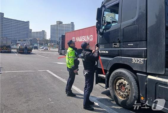 화물차 정비불량 합동단속(한국도로공사 대전충남본부 제공) /뉴스1