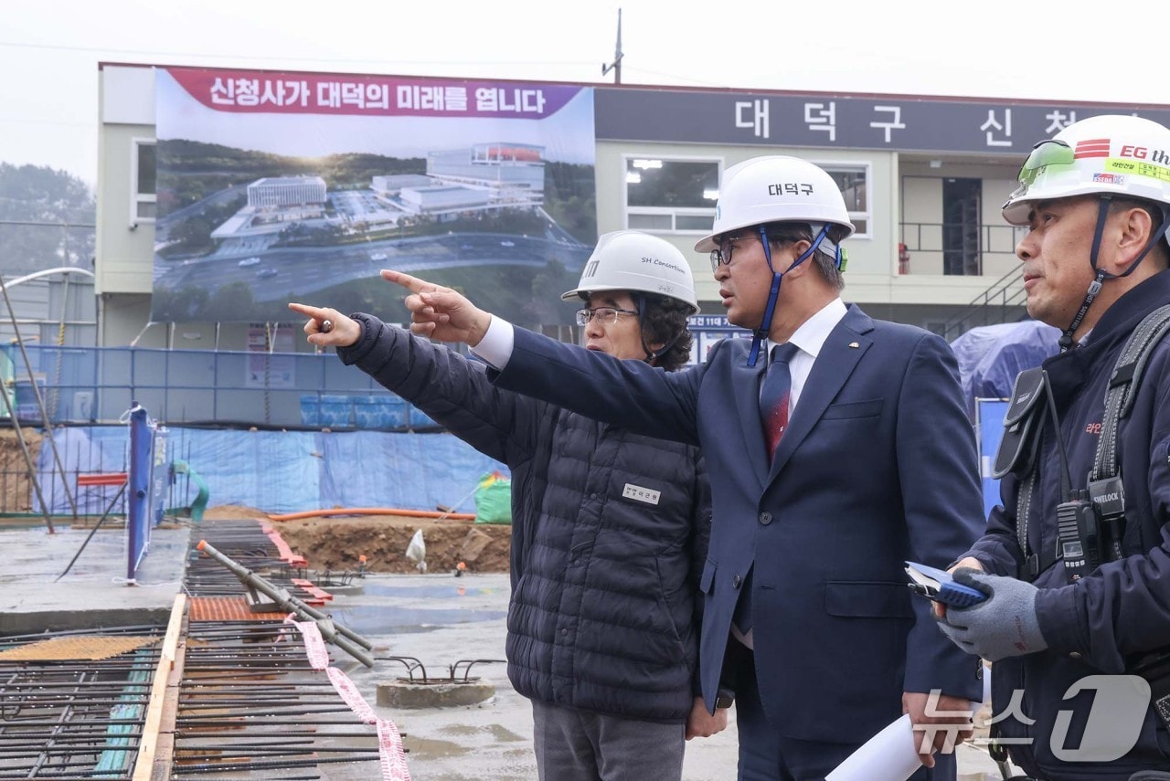 최충규 대덕구청장(사진 가운데)이 18일 연축동 도시개발사업지 내 신청사 건립 현장을 방문해 지하 기초공사 진행 상황을 점검하고 있다.(대덕구 제공. 재판매 및 DB금지)/뉴스1