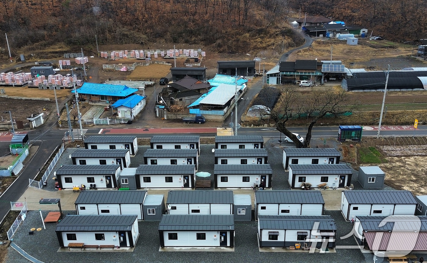 18일 경북 안동시 일직면의 한 임시주거용 조립주택에서 산불 피해 이재민이 1년이 되도록 집으로 돌아가지 못하는 답답한 마음을 달래려 산책하고 있다. 2026.3.18 ⓒ 뉴스1 공정식 기자