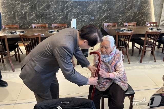 지난 8일 청도군 축협프라자에서 열린 곽위순 어르신의 100세 생신 기념식에서 김하수 청도군수가 청려장을 전달하고 있다.(청도군 제공. 재판매 및 DB금지)/뉴스1
