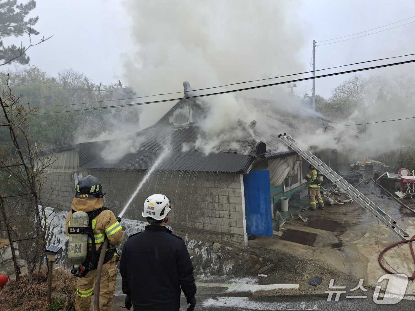 강원 삼척 원덕읍 노곡리 주택 화재 현장.(강원도소방본부 제공, 재판매 및 DB금지)