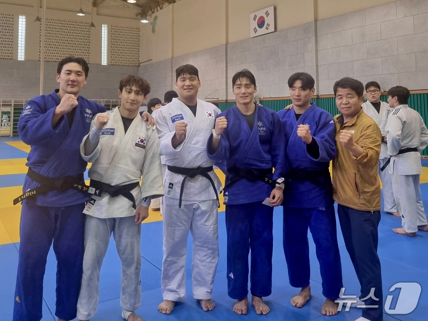 한주엽·김찬녕을 비롯한 강원랜드 하이원스포츠팀 소속 유도 선수들이 최근 훈련 후 기념 사진을 촬영하는 모습. (강원랜드 제공. 재판매 및 DB금지) 2026.3.18/뉴스1