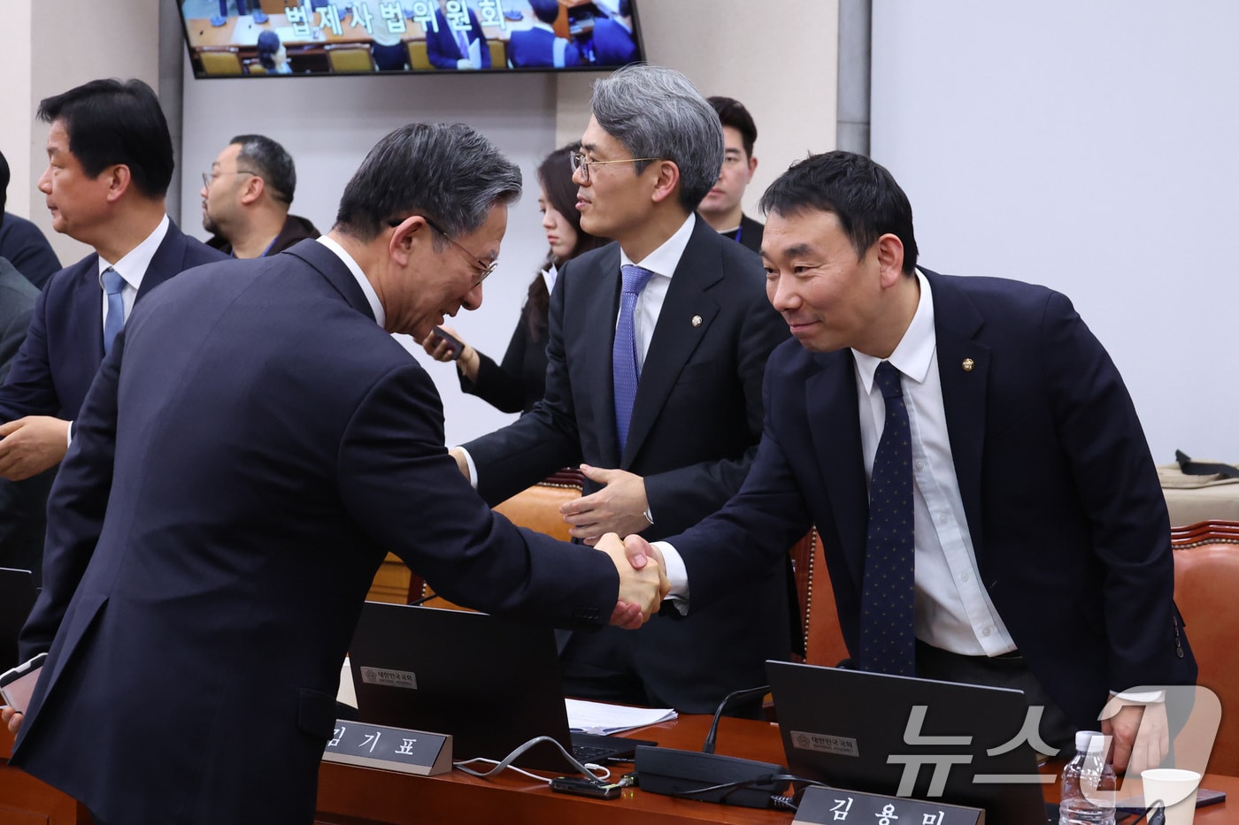 정성호 법무부 장관과 김용민 더불어민주당 간사가 지난 3월 18일 서울 여의도 국회에서 열린 법제사법위원회 전체회의에서 공소청법이 가결된 후 인사하고 있는 모습. 2026.3.18 ⓒ 뉴스1 신웅수 기자